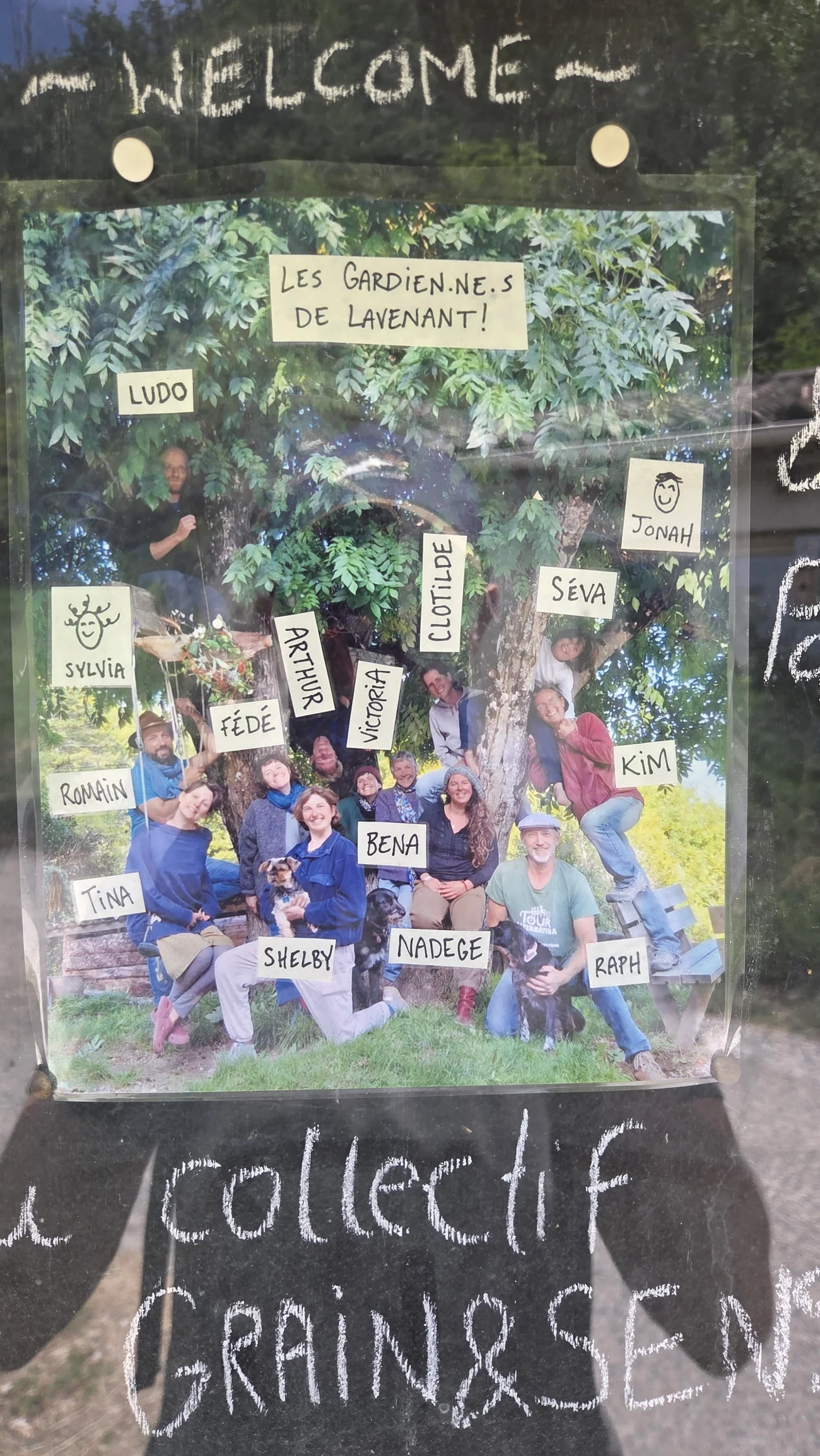 Affiche « Welcome, le collectif Grain & Sens » avec une photo du groupe et les prénoms de chacun étiquetés, intitulée « les gardien·nes de Lavenant »