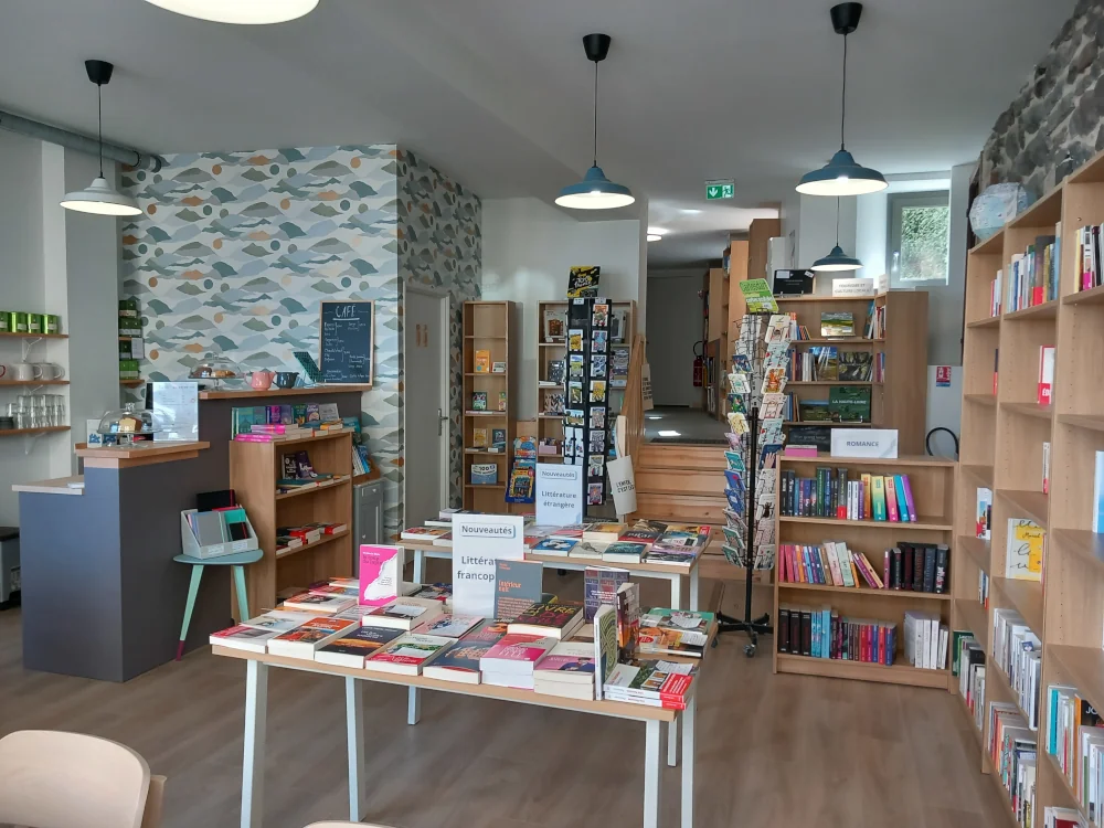 Le coin café de la librairie, avec son comptoir et ses présentoirs de nouveautés