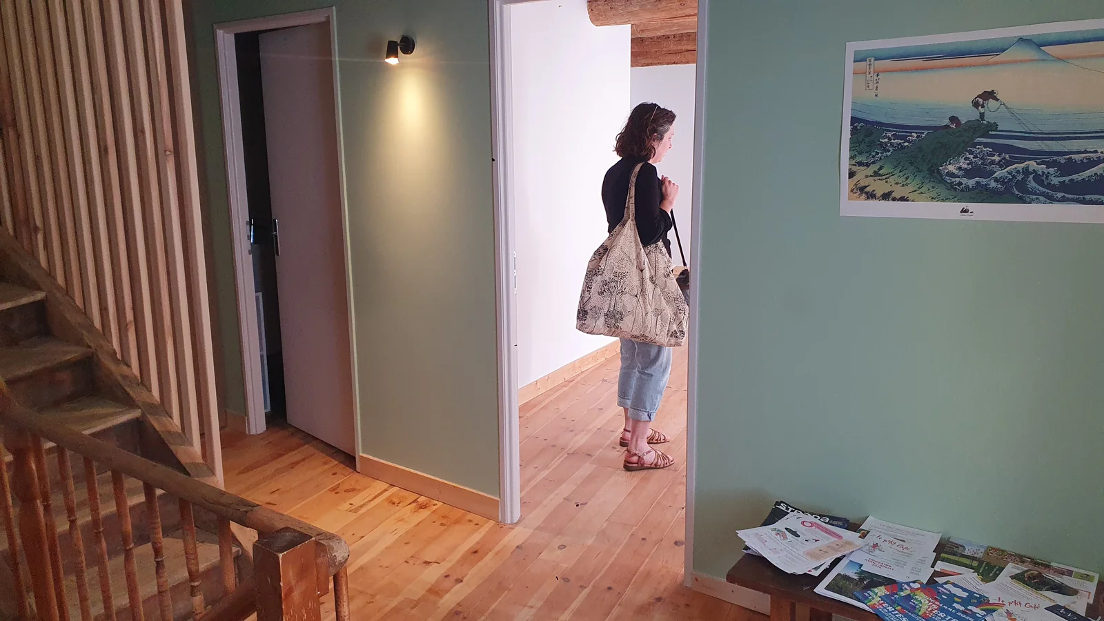 Le palier de l'étage du 59, parquet bois clair et estampe au mur