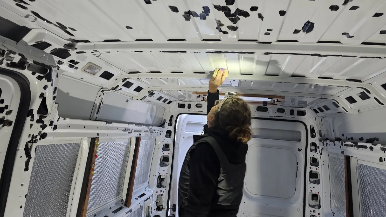 Aménagement en cours du van avec isolation et structure bois