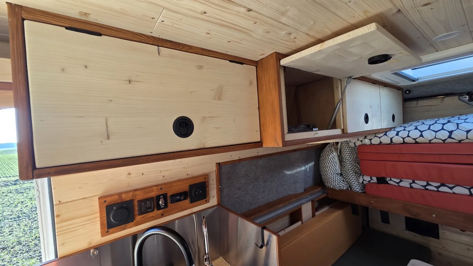 Caissons de rangement du van