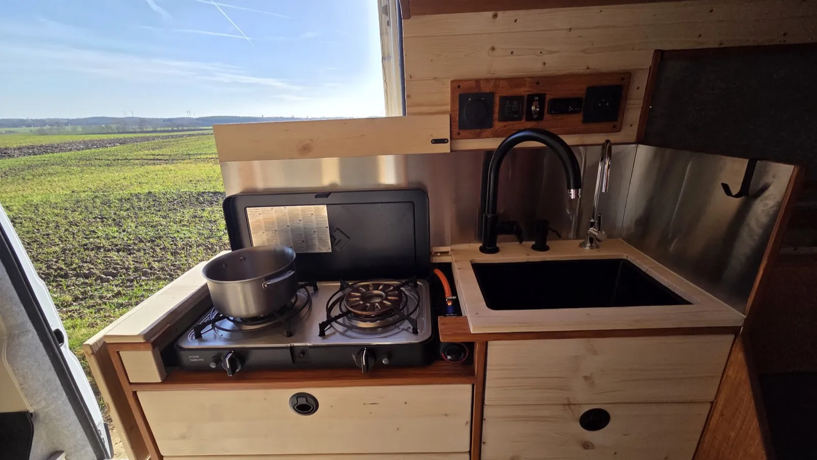 La cuisine du van — plan de travail et évier