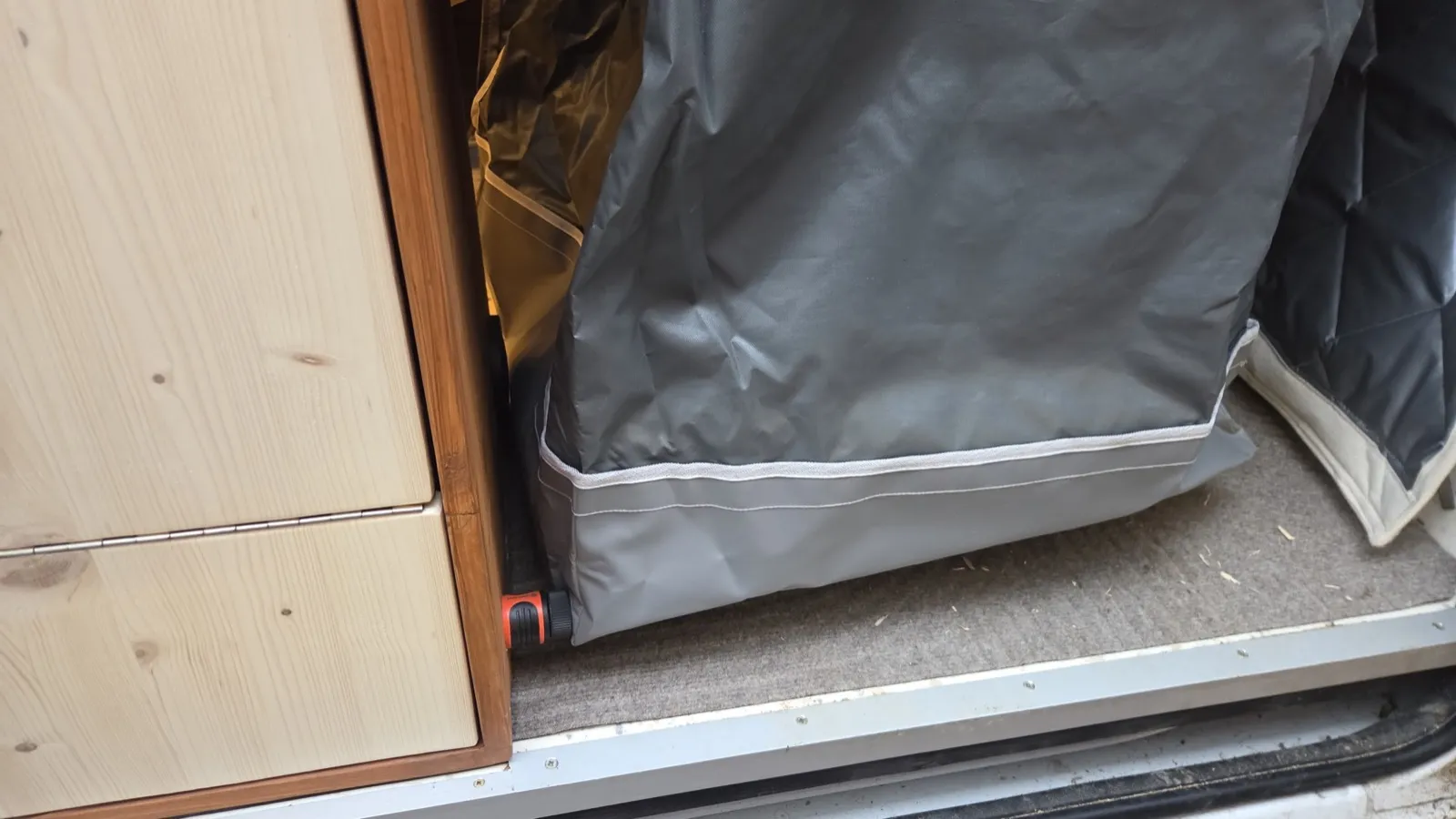 Évacuation directe de la douche dans le mur du van