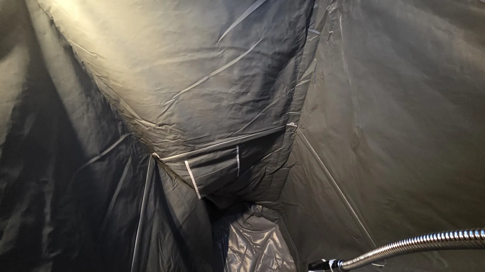 Douchette installée à l'intérieur du van