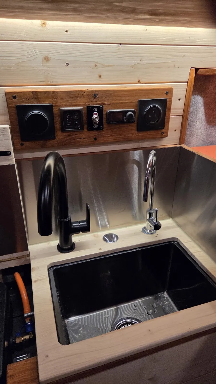 Évier et robinets du van — col de cygne filtré et robinet classique